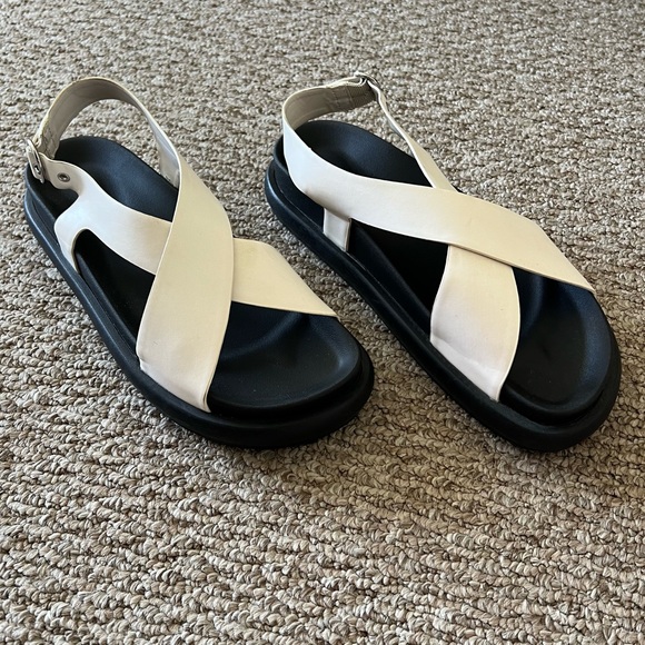 Pull&Bear crossover sandals in white - Picture 2 of 5
